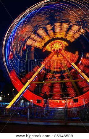 Önünde bir adamla Prag deli festival ferris jant biri. Güzel neon ışık soydan