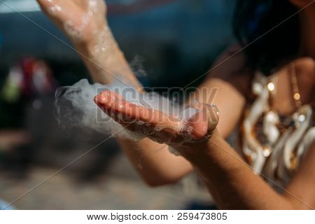 On The Hand Of The Girl The Smoke Of Their Dry Ice, Nitrogen. Show. Nitrogen Scientific Experiments 
