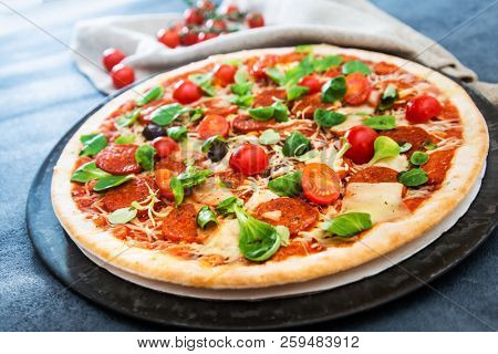Pizza Mozzarella, Ham chiffonade and Sliced ??Mushrooms