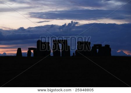 Historiske monument Stonehenge ikke langt fra byen af Amesbury ved solnedgang, England. Silhuet