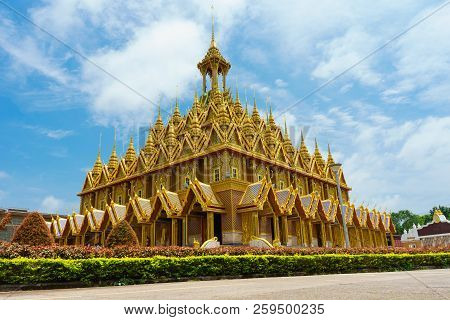 Golden Buddha In Thasung Temple It Is Beautiful  At Uthai Thani ,thailand.