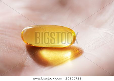 손바닥에 Omega3 생선 기름 캡슐