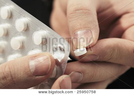 At tage en medicin pille fra en blisterpakning