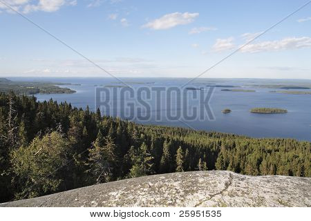 Un lago in Finlandia. Fotografato nel parco nazionale di Koli, nella Finlandia orientale.
