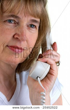 Jolie femme Mature parlant au téléphone (isolé)