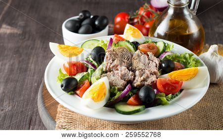 Fresh Fish Tuna Salad Made Of Tomato, Ruccola, Tuna, Eggs, Arugula, Crackers And Spices. Caesar Sala