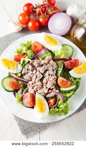 Fresh Fish Tuna Salad Made Of Tomato, Ruccola, Tuna, Eggs, Arugula, Crackers And Spices. Caesar Sala