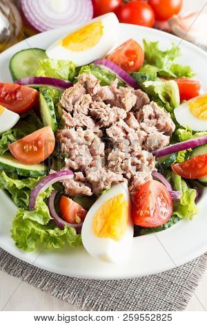 Fresh Fish Tuna Salad Made Of Tomato, Ruccola, Tuna, Eggs, Arugula, Crackers And Spices. Caesar Sala