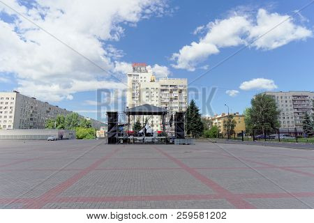 Nizhny Novgorod, Russia. - June 21.2018. The Assembly Of The Temporary Stage For The Performance Of 
