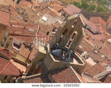Pohled na střechy a hřbitově kopule s rolničkami Morella, (Španělsko).