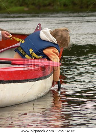 Kid fare lege med vandet i kano, men mumie hold/beskytte hendes barn
