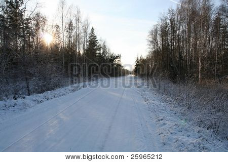 Winter-Straße und Sonnenuntergang