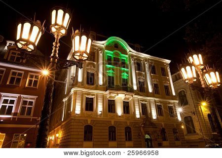 Bella notte nel centro di Riga, Lettonia, paesi baltici