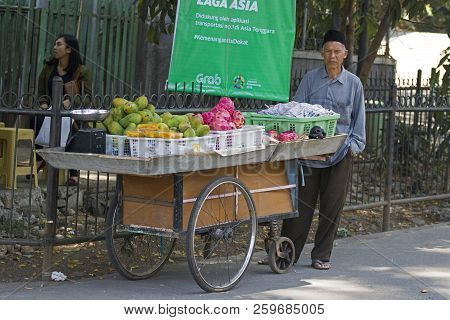 Akarta,java ,indonesie -11 Augustus ,2018: Indonesian Street Seller Drives His Cart Full Of Fruit Al