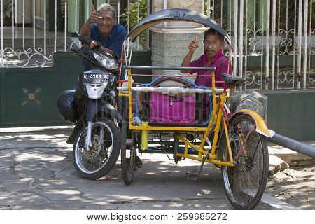 Malang,java ,indonesie -17 Augustus ,2018: Two Men Sit, One On A Scooter And The Other In A Rickshaw