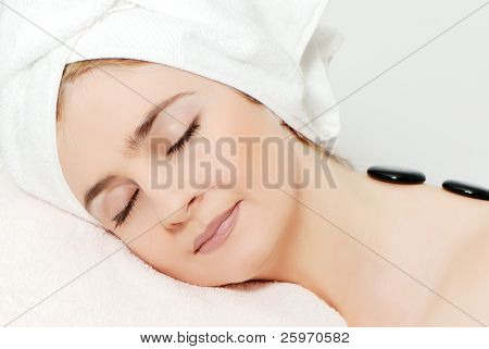 vacker kvinna har zonterapi massage på spa och wellness center