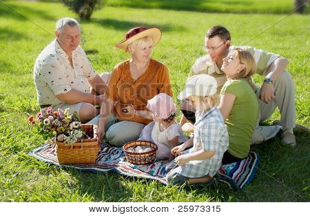 Bir glade Park mutlu ailesi