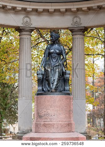 Pavlovsk, Russia October 23, 2017: Monument To Empress Maria Fedorovna In Rossi Pavilion In Pavlovsk