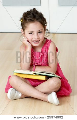 niños en edad preescolar con libro
