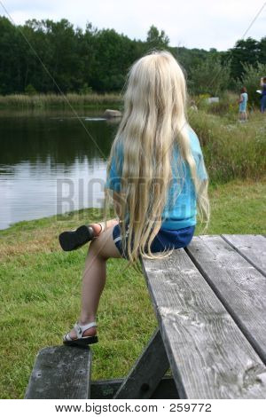 Pige på søen