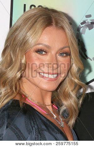 LOS ANGELES - SEP 22:  Kelly Ripa at the LA LGBT Center`s 49th Anniversary Gala at the Beverly Hilton Hotel on September 22, 2018 in Beverly Hills, CA