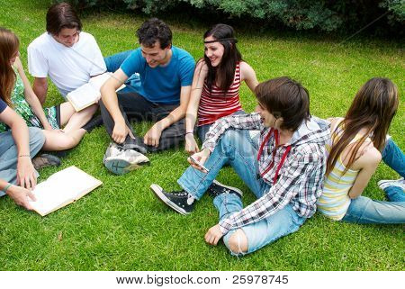 Grupa studentów na zewnątrz