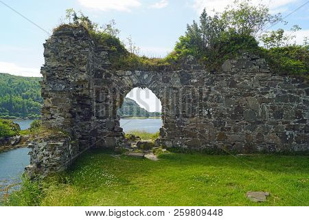 Ruine - Strome Castle In Scotland, United Kingdom