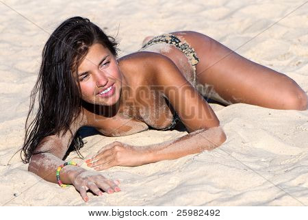 Fotografia di una bella donna sulla spiaggia