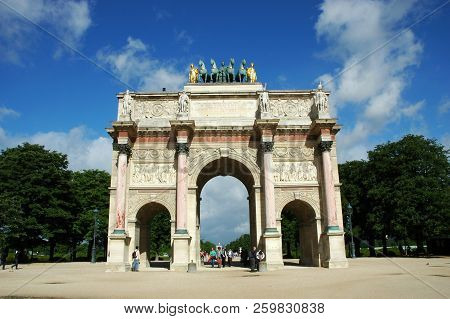 Paris, France-jul 23, 2018: Arc De Triomphe Du Carrousel At The Center Of Place Du Carrousel In The 