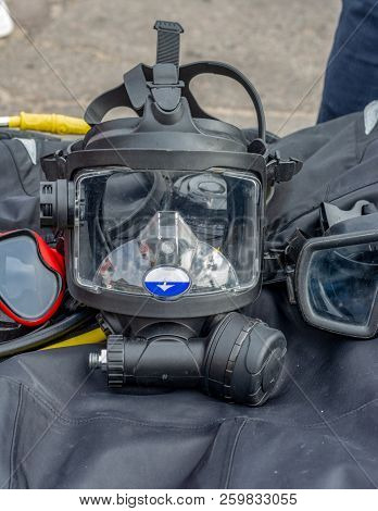 Mask For Scuba Diving On The Dark Basis