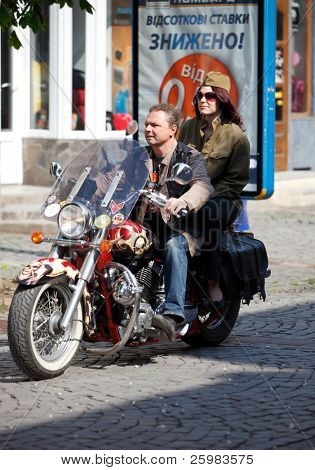 MUKACZEWO, na Ukrainie - może 1: Niezidentyfikowane uczestnicy docierają International rowerzystów Zakaukazie