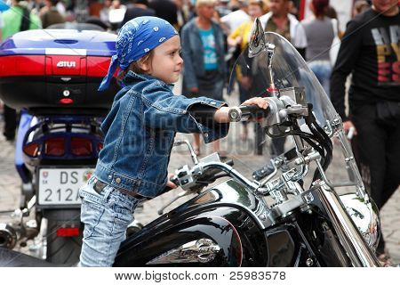 MUKACZEWO, na Ukrainie - może 1: Niezidentyfikowane 4 letni chłopiec stawia na motocykl w Internationa