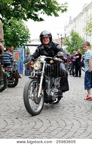 MUKACZEWO, na Ukrainie - może 1: Niezidentyfikowane uczestnicy docierają International rowerzystów Zakaukazie