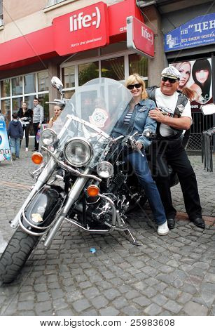 MUKACZEWO, na Ukrainie - może 1: Niezidentyfikowane uczestnicy docierają International rowerzystów Zakaukazie