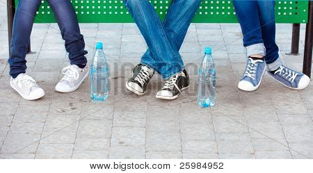 Jugendliche in Jeans und Turnschuhe in Straße