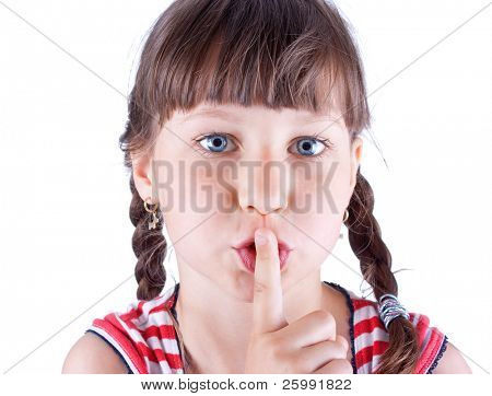 Ritratto di divertente bella bambina con il dito al suo studio bocca - Shhhhh, colpo