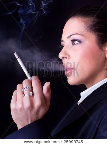 Business Woman with Zigarette .photo Sitzung im Studio auf schwarzem Hintergrund isoliert hautnah