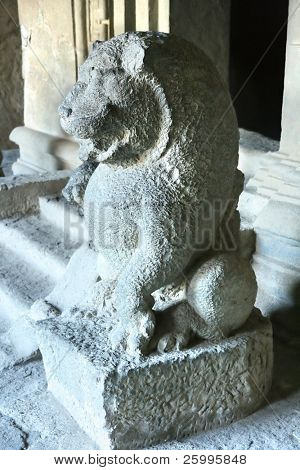 Statue af en løve, der bevogter indgangen til Shiva grotte tempel, en del af Elephanta island Caves
