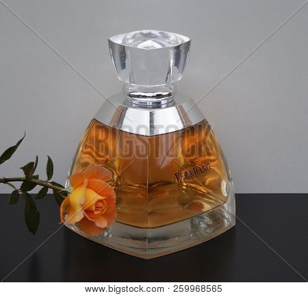 Vera Wang, Fragrance For Ladies, Large Perfume Bottle Decorated With An English Rose
Kassel, Germany