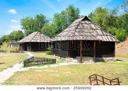 ไม้โบราณเซอร์เบียบ้านหลังคาไม้และฐานหิน บ. Velika เซอร์เบียแอนด์มอนเทเนโกร Eur ตะวันออก