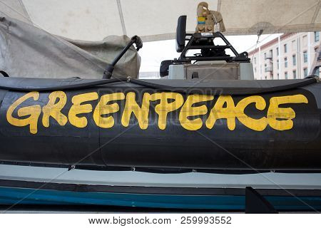 Genoa (genova), Italy June 23, 2017 - Il Logo Di Greenpeace Sui Gommoni Di Salvataggio Della Raimbow
