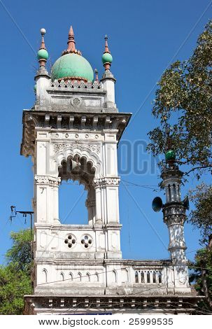 Minarette einer Moschee, umgeben von Bäumen in Chandor Dorf in der Nähe von Margao (Madgaon), Goa, Indien