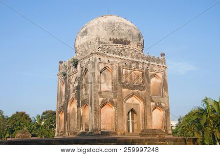 Tomb Of Khan Jahan. Barid Shahi Garden, Bidar, Karnataka