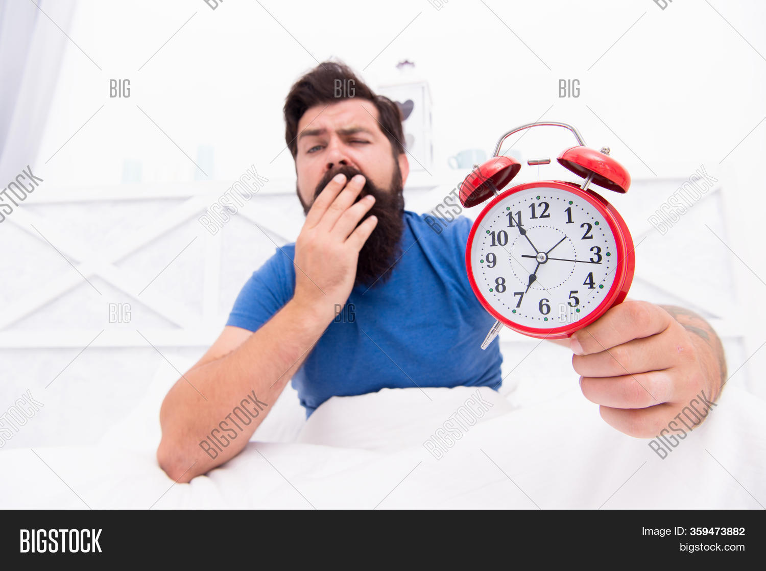 Будильник wake up call. Человек будильник. Waking up in time. Мужик wake up. Девушка с будильником.