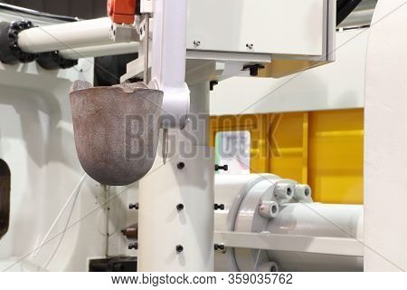 Aluminium Die Casting Injection  Machine ; Focus At Metal Ladle ; Industrial Engineering Background