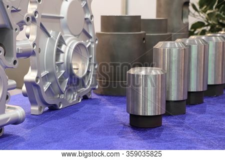 Plunger Tips And Sleeves Are Used  For A Die Cast Machine . Plunger Tip Press Fluid Aluminium  Into 