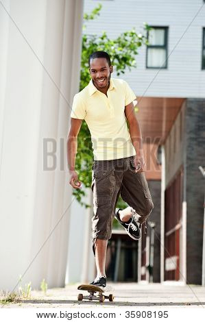 Ung mand Skateboarding