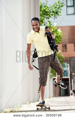 Ung mand Skating med en pose