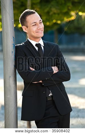 Unge forretningsmand i parken
