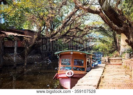 Kerala`s Landmark Is A Pleasure Boat And House-boat On The Seaweed-covered River Channels Of Allapuz